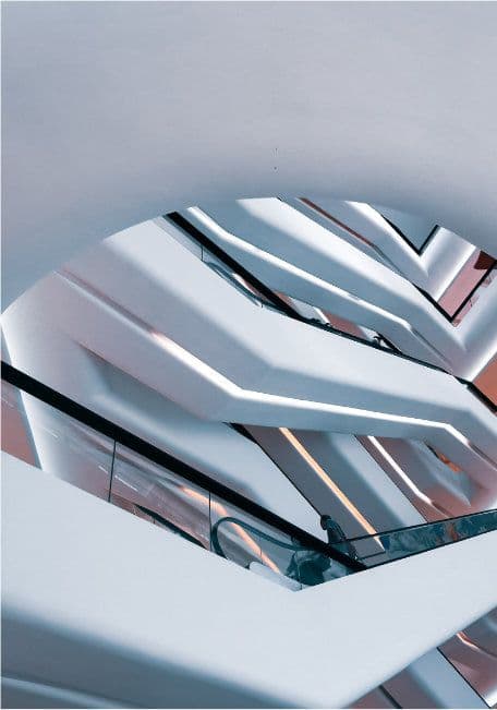 futuristisches Treppenhaus in einem hohen Gebäude